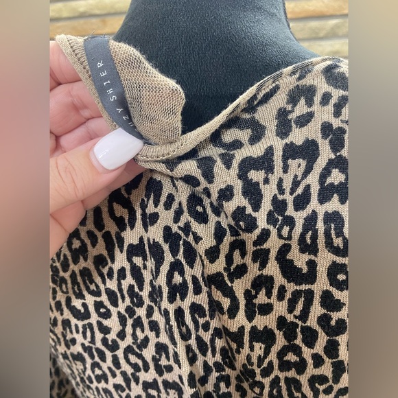 Small cheetah print v neck sweater - Picture 3 of 7